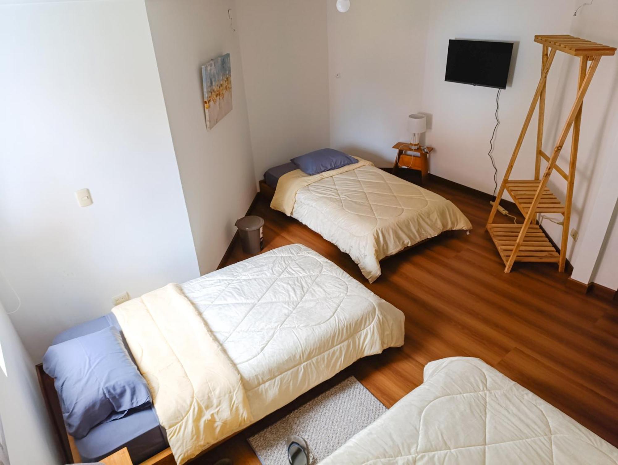 Hostal Mochiliers Bed And Breakfast Cuenca Exterior photo