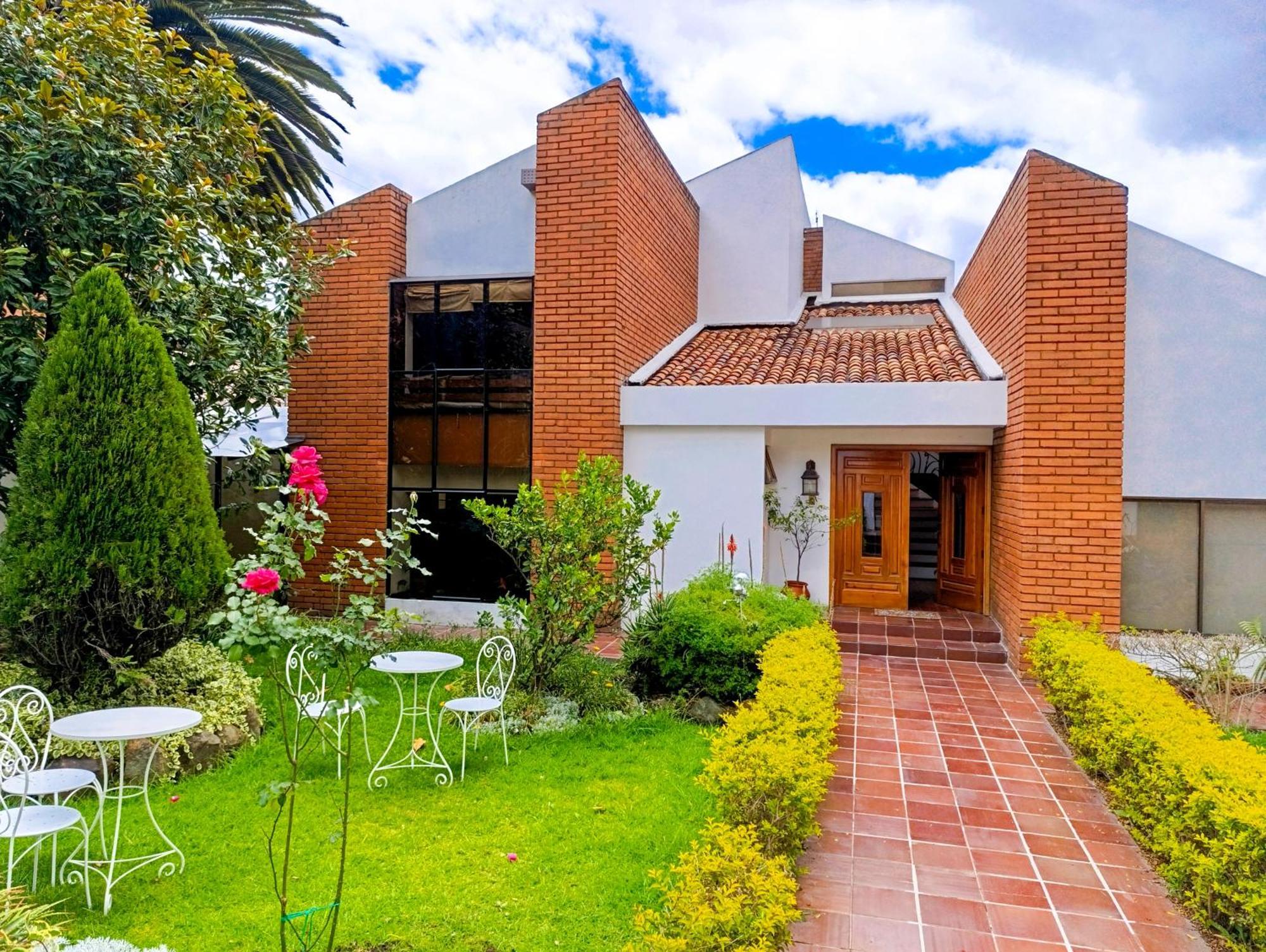 Hostal Mochiliers Bed And Breakfast Cuenca Exterior photo