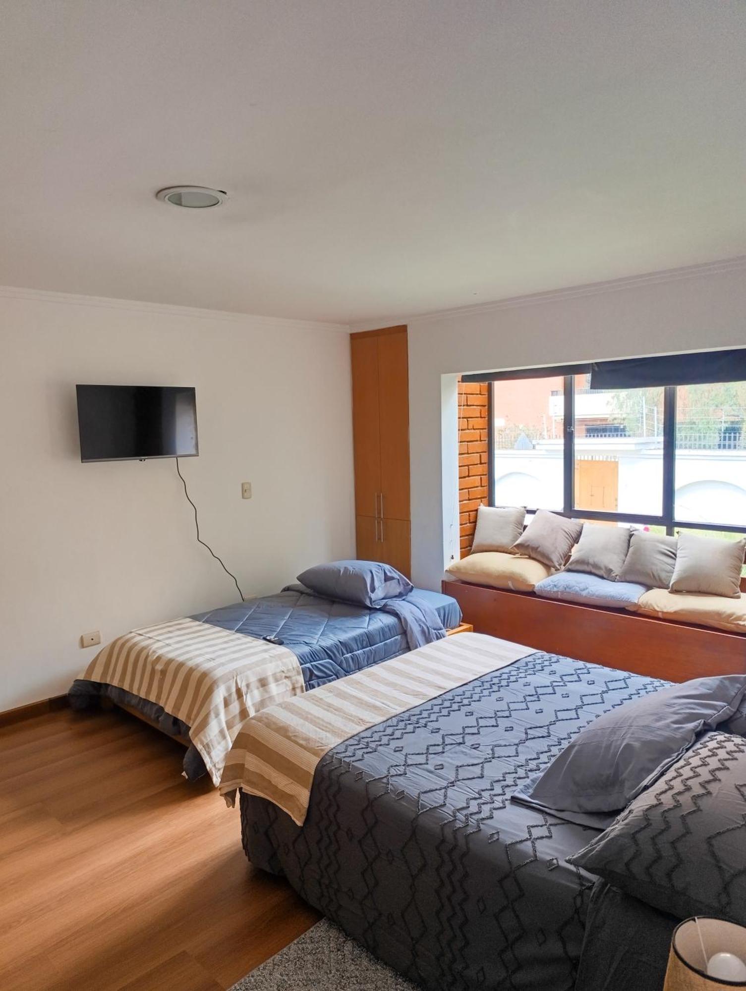 Hostal Mochiliers Bed And Breakfast Cuenca Exterior photo