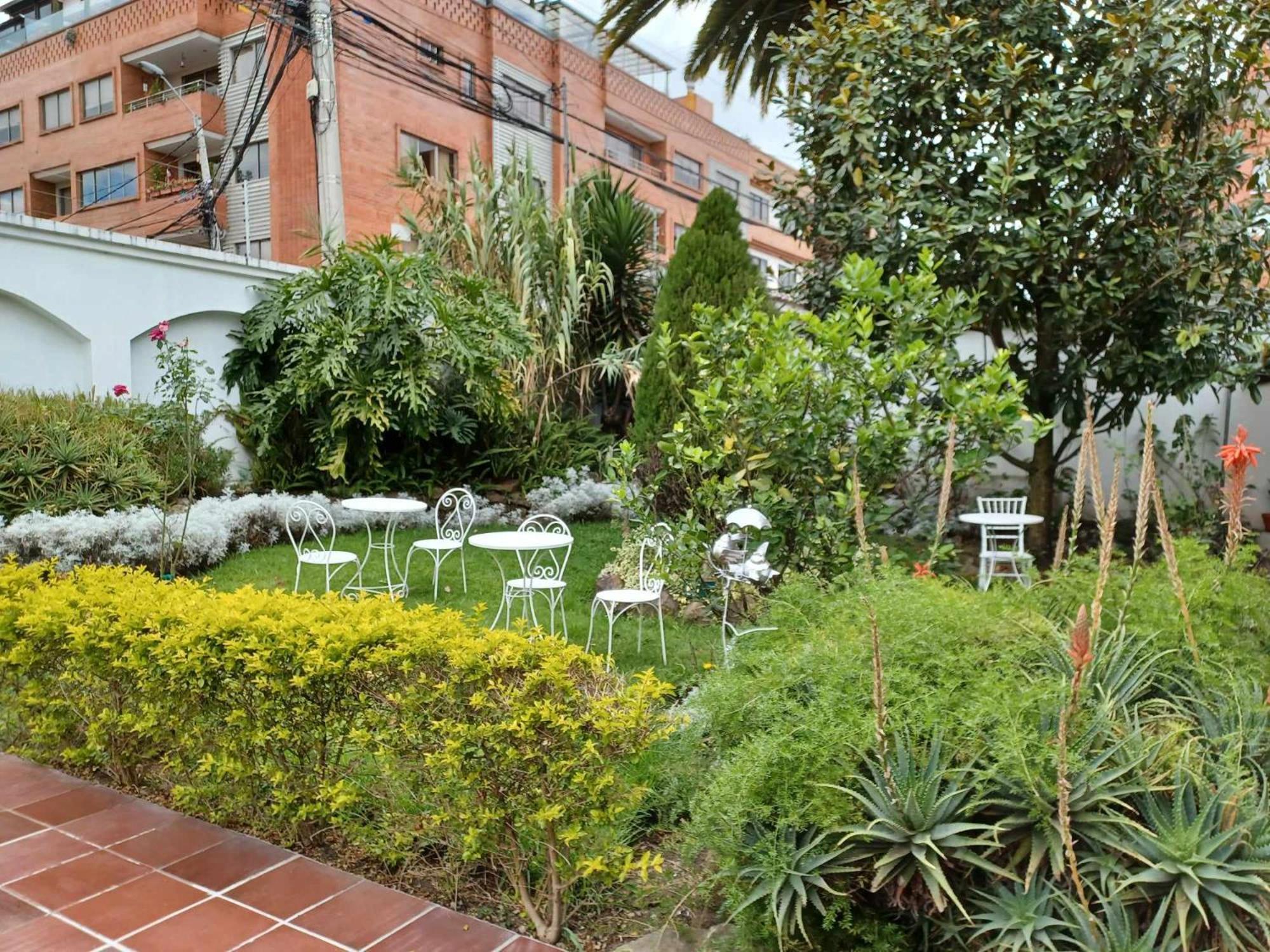 Hostal Mochiliers Bed And Breakfast Cuenca Exterior photo