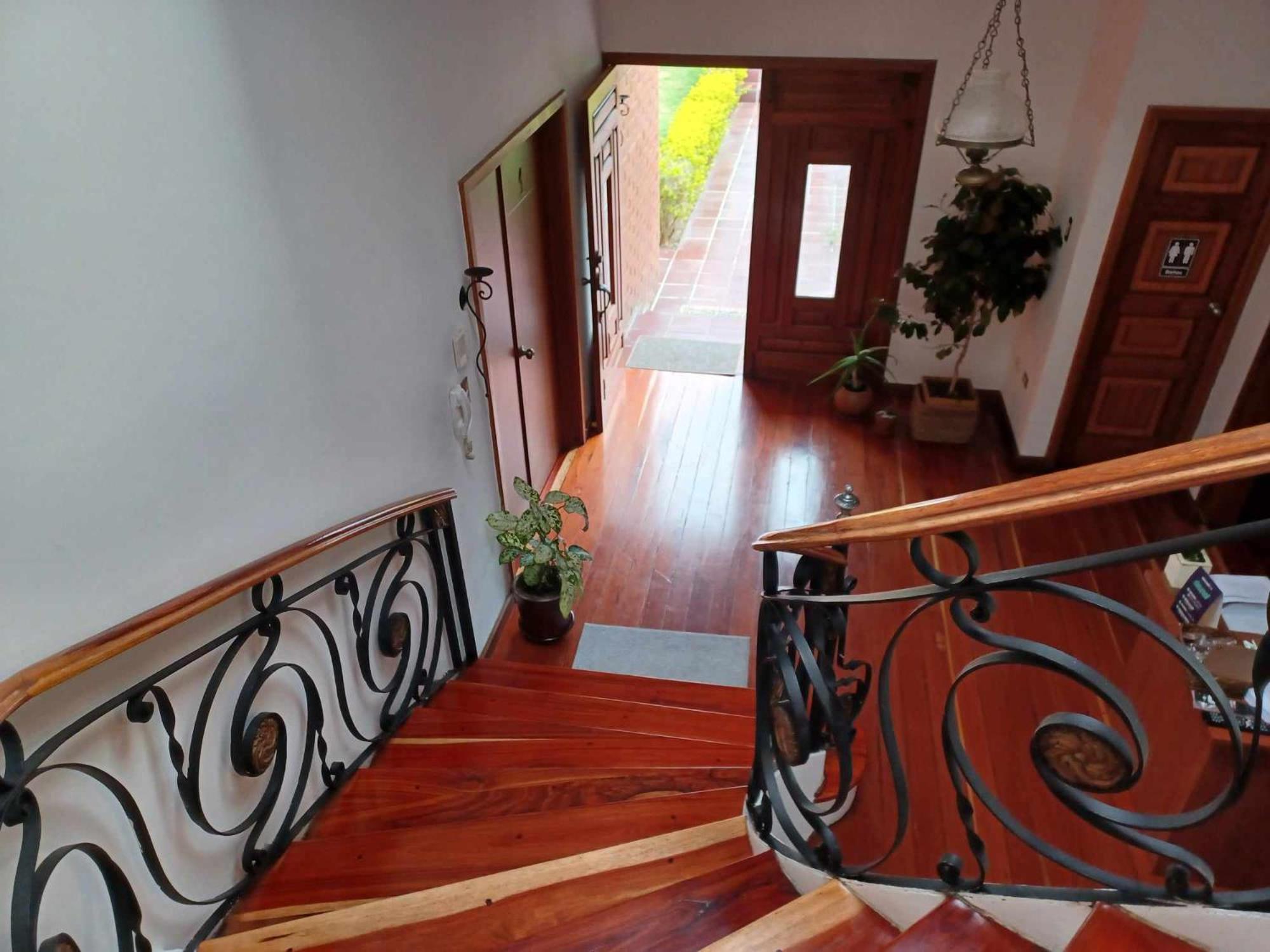 Hostal Mochiliers Bed And Breakfast Cuenca Exterior photo