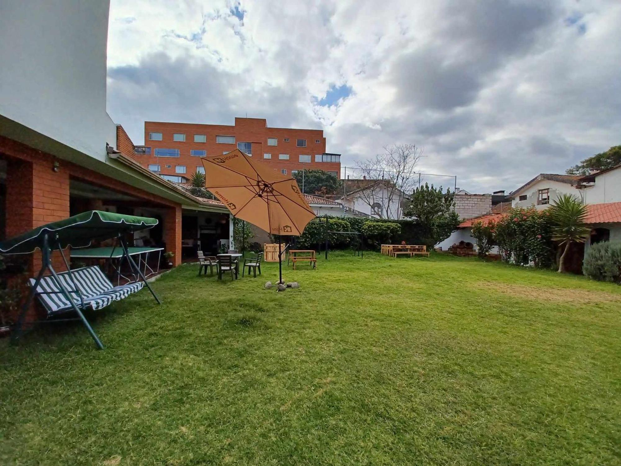 Hostal Mochiliers Bed And Breakfast Cuenca Exterior photo