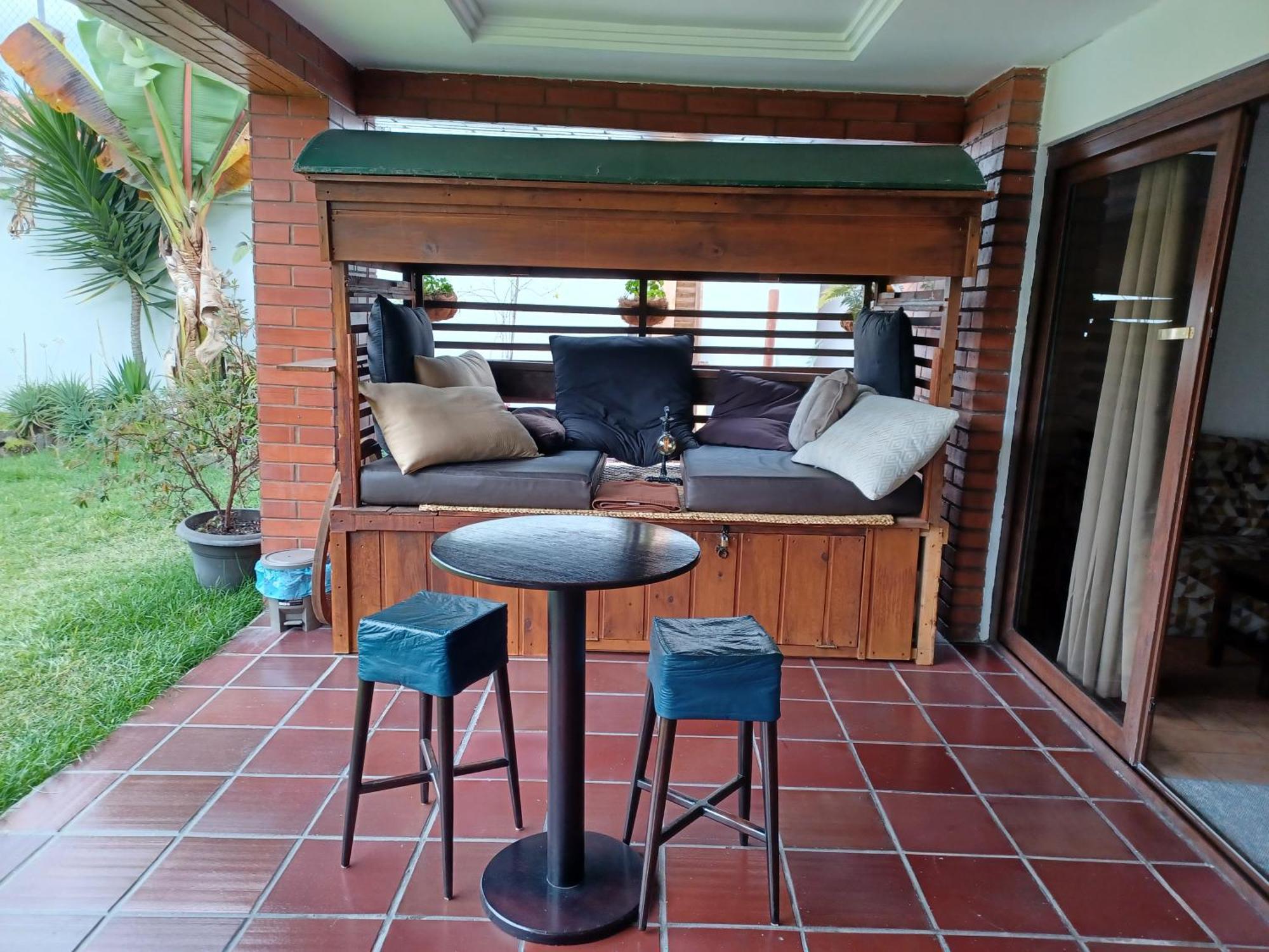 Hostal Mochiliers Bed And Breakfast Cuenca Exterior photo