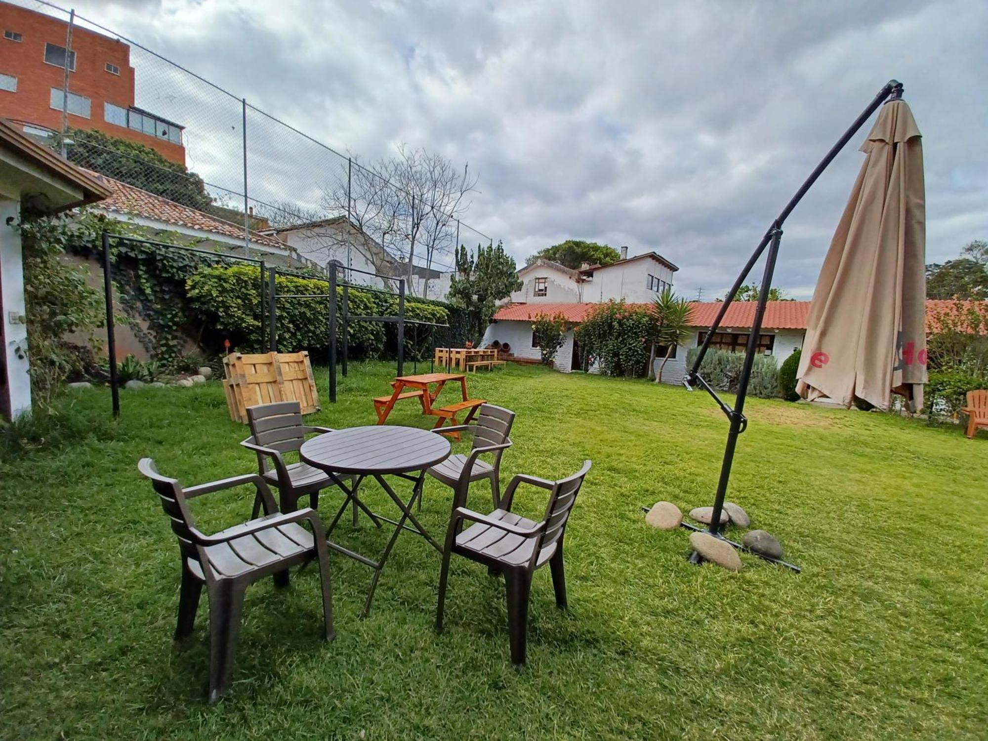 Hostal Mochiliers Bed And Breakfast Cuenca Exterior photo