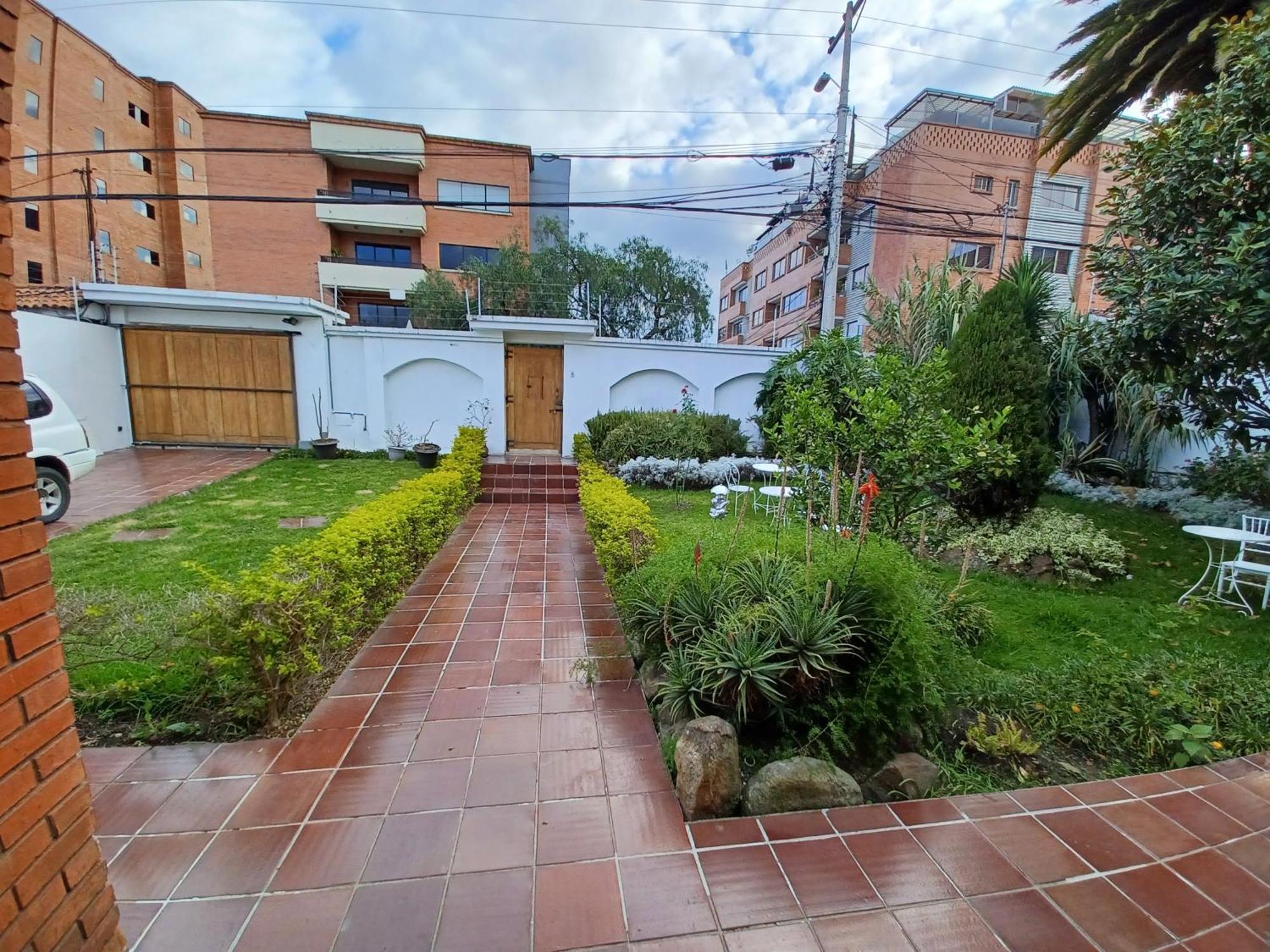 Hostal Mochiliers Bed And Breakfast Cuenca Exterior photo