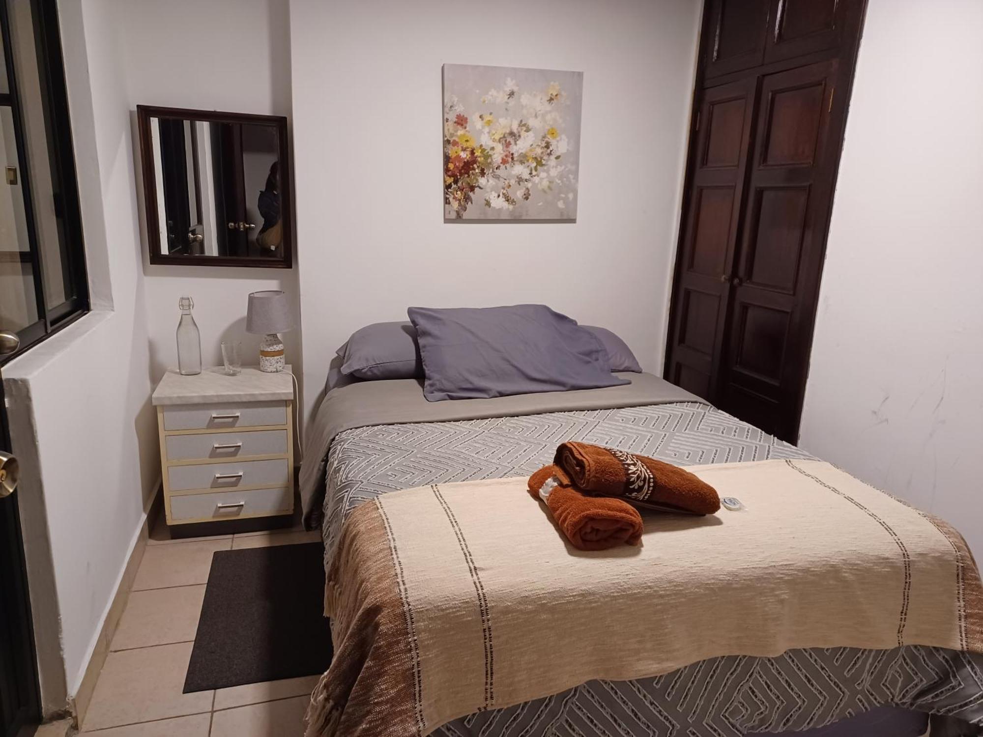 Hostal Mochiliers Bed And Breakfast Cuenca Room photo