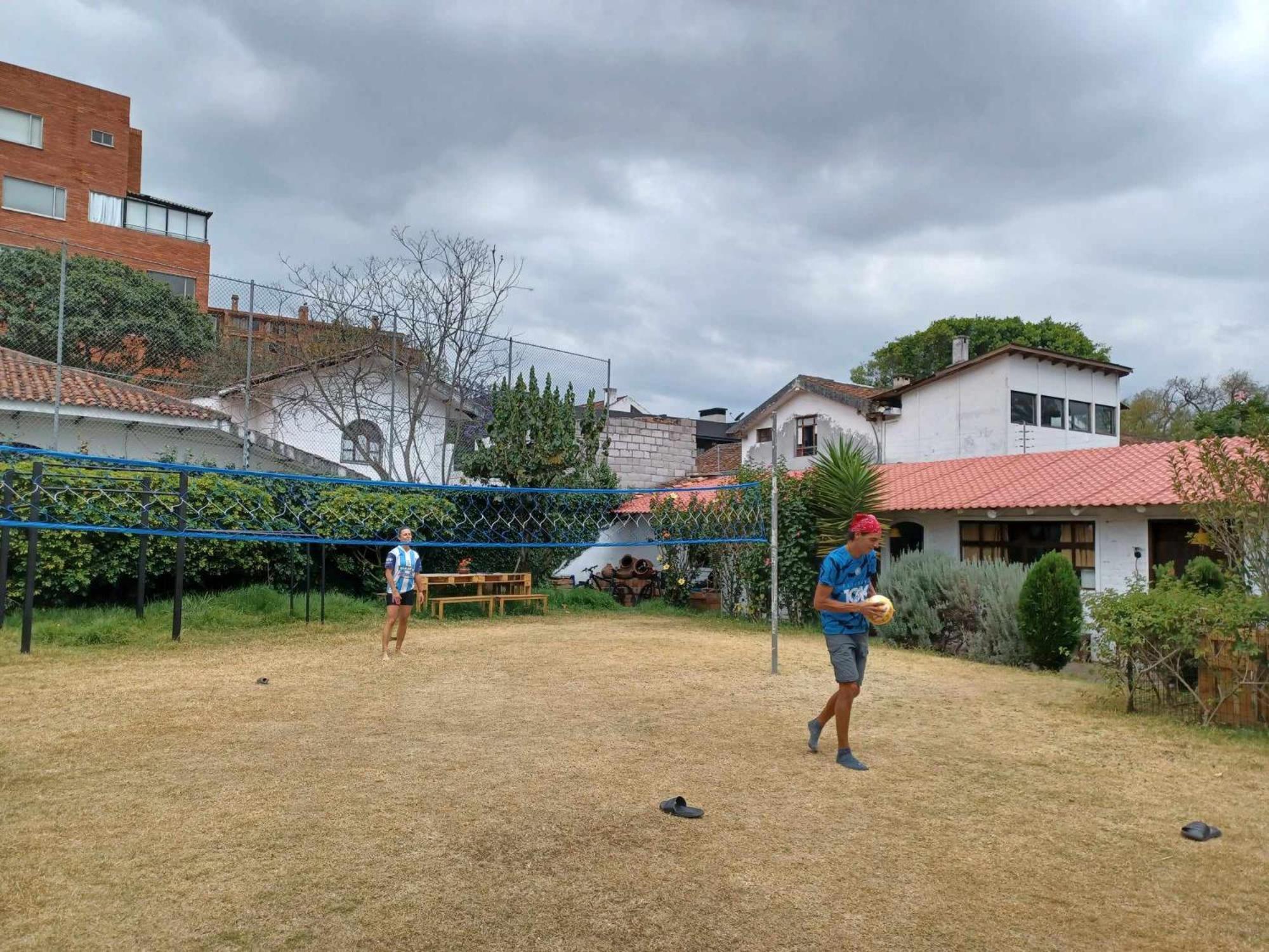 Hostal Mochiliers Bed And Breakfast Cuenca Exterior photo