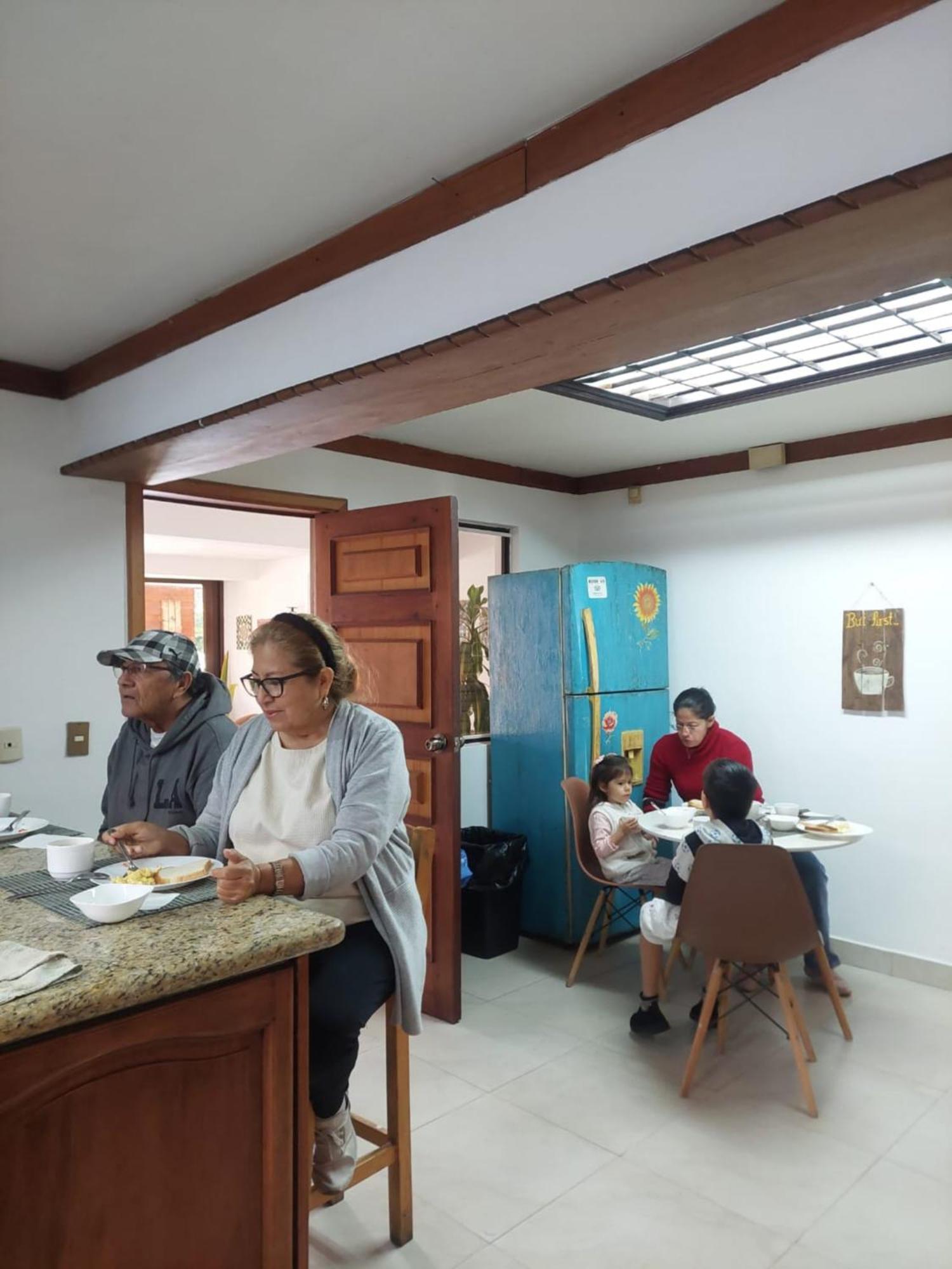 Hostal Mochiliers Bed And Breakfast Cuenca Exterior photo